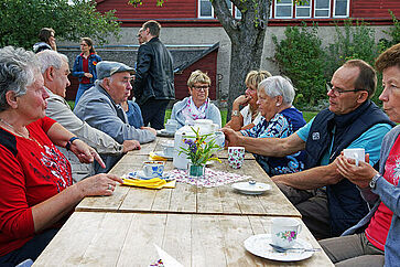 Auch aus der Cyriaksiedlung sind Gäste gekommen und erzählen  von alter Verbundenheit zur Cyriakkapelle. (Sogar ein Fotoalbum wird gezeigt.)