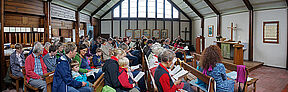 Gut gefüllt die Kapelle zum Sonntagsgottesdienst der Predigergemeinde. (Links zu sehen: die geöffneten Klappfenster zum Gemeinderaum - dort ist das Kuchenbuffet aufgebaut.)