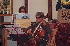 Celloträume - wunderbar. Die Andacht eröffnet das Fest.