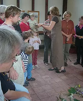 Aus herbstlichen Naturmaterialien und Lichtern (und aus guten Gedanken) gestaltete man gemeinsam ein meditatives Mandala.