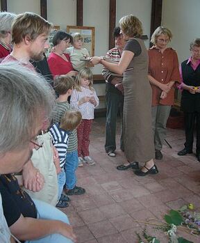 Aus herbstlichen Naturmaterialien und Lichtern (und aus guten Gedanken) gestaltete man gemeinsam ein meditatives Mandala.