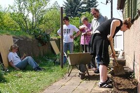 Und hier ist der Frühling fast schon Sommer - Trockenlegung der Kellerwand am 28. April