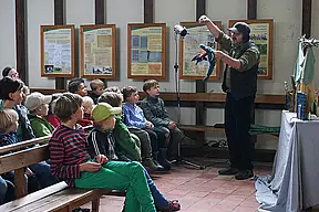 ... vor der 5teiligen Cyriak-Ausstellung das große Puppenspiel "Der kleine blaue Drachen" mit Konrad Ludwig.