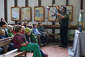 ... vor der 5teiligen Cyriak-Ausstellung das große Puppenspiel "Der kleine blaue Drachen" mit Konrad Ludwig.