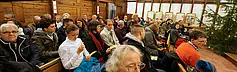 Vor der Christvesper: Die Gemeinde versammelt sich. (Die Kapelle war voll!)