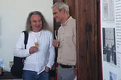 Sektempfang und Gespräche nach Eröffnung der Ausstellung