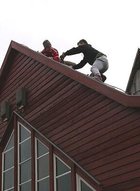 Klettern auf der Kapelle: Einige Dachziegel sind nach dem Orkan im Januar nun wieder zurechtgerückt...