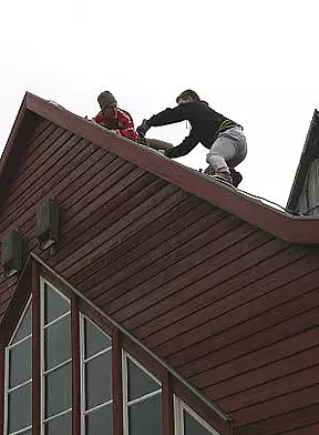 Klettern auf der Kapelle: Einige Dachziegel sind nach dem Orkan im Januar nun wieder zurechtgerückt...