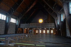 Original erhalten sind ebenso die Leuchtkästen an den Bindern.