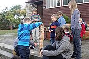 Wie hoch schaffst du's? Die Kinder beim Turmbauwettbewerb...