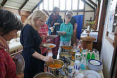 Andrang am Suppenbüfett