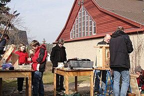 Aus den Einzelteilen ein Insektenhotel zusammenbauen - das war das Vorhaben. Für das kostenlose (!) Material und die Anleitung danke an Herrn Karl-Heinz Jung! Die Hotels werden ihren Platz in eigenen Gärten oder Grundstücken finden.