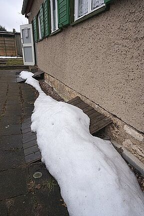 Schneereste auf der Rückseite der Kapelle...