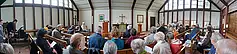 Vor dem Gottesdienst. Die Kapelle ist schon gut gefüllt, obwohl noch gar nicht alle da sind...