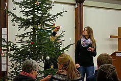 Die Kerzen werden angezündet - die Spannung steigt. Die Cyriakglocke läutet.