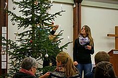 Die Kerzen werden angezündet - die Spannung steigt. Die Cyriakglocke läutet.