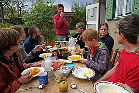 Was nie zu kurz kommt: das gemeinsame Essen. Ende Oktober - im Freien ...!