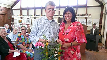 Übergabe Rose zum Jubiläum