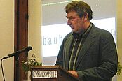 17.00 Uhr: Immo Wittig (Otto Bartning-Arbeitsgemeinschaft Kirchenbau e.V., Berlin) bei der Verlesung des Protokolls der Sitzung des Unterrichtsausschusses im Arbeitsrat für Kunst vom 29.12.1918