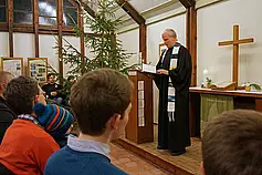 Mit dem Kind kommt ein Stück himmlicher Herrlichkeit in unsere Welt. Breiten wir sie weiter aus! (Im Vordergrund: die drei Lektoren des Abends: Mathias, Paul und Michael.)