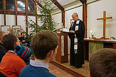 Mit dem Kind kommt ein Stück himmlicher Herrlichkeit in unsere Welt. Breiten wir sie weiter aus! (Im Vordergrund: die drei Lektoren des Abends: Mathias, Paul und Michael.)