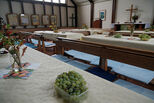Die herbstlich-einladend vorbereiteten Tische im Kapellenraum.