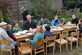 ...kann man zum Essen draußen sitzen.)