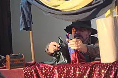 Konrad Ludwig (katerkludwig) mit dem Puppenspiel "Esther".