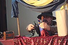 Konrad Ludwig (katerkludwig) mit dem Puppenspiel "Esther".