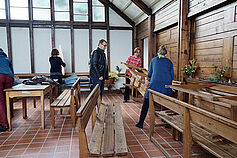 Für den Tanz wird der neue Boden freigeräumt. Alle packen kurz mit an, das ist gute Cyriakmanier.