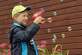 Bunte Seifenblasen zum Auftakt...