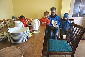 Kleine Vorleserunde aus dem neuesten Findus-Buch vor dem Essen, ...