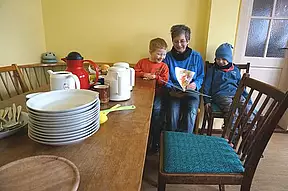 Kleine Vorleserunde aus dem neuesten Findus-Buch vor dem Essen, ...