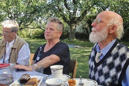 Unser Ehrengast: Manfred Streichardt, der vor 62 Jahren als Zimmermannslehrling an der Errichtung der Kapelle mitgewirkt hat.  Daneben Renate Menge, freundliche Unterstützerin unseres neuen Cyriak-Informationsheftes, das am 9.9. zum ersten Mal der Öffentlichkeit vorgestellt wurde.
