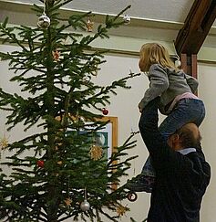 Nach der Christvesper: Die Kerzen müssen ausgepustet werden.  Das geht nur (wie so manches auf Cyriak...), wenn sich zwei zusammentun.