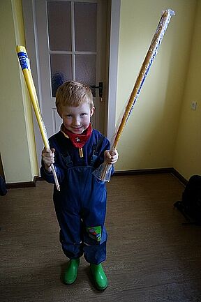 Unser jüngster Helfer Lorenz ist wieder mit von der Partie und sondiert unseren Vorrat an Fackeln für die warmen Sommerabende...