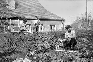 Grillpause beim herbstlichen Garteneinsatz, September 1986