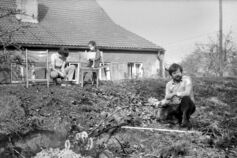 Grillpause beim herbstlichen Garteneinsatz, September 1986