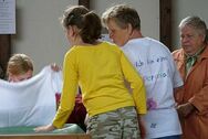 Superoma und Enkelin  T-Shirts-Bemalen mit Frau Renate Menge und Scarlett