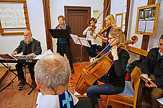 Ein kleines ehrenamtliches Orchester sorgte für vielstimmig weihnachtliche Musik.