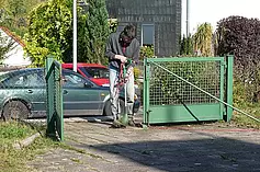 ...während sein Vater gegen das Unkraut zu Felde zieht.