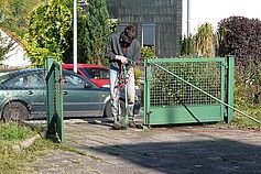 ...während sein Vater gegen das Unkraut zu Felde zieht.