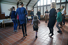 Und dann, mit der Zeit, werden die Abläufe auch flotter und schmissiger. Temperamentvoll nimmt die Gemeinde den neuen Kapellenboden in Besitz!