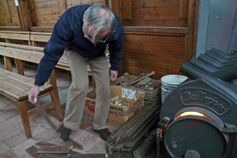 Das Heizen begann schon vormittags.  (Hier müssen gerade einige der letzten Holzschindeln von  der alten Dachdeckung daran glauben.)