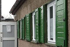 1. Nachtrag: Unterstützt durch Fördermittel, konnten im Dezember 2008 Erneuerungsarbeiten an der Fassade der Kapelle vorgenommen werden. Hier ein Foto der in Eigenleistung ehrenamtlich frisch lackierten Fensterläden:  Dank an Konrad B.!