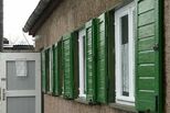 1. Nachtrag: Unterstützt durch Fördermittel, konnten im Dezember 2008 Erneuerungsarbeiten an der Fassade der Kapelle vorgenommen werden. Hier ein Foto der in Eigenleistung ehrenamtlich frisch lackierten Fensterläden:  Dank an Konrad B.!