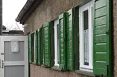 1. Nachtrag: Unterstützt durch Fördermittel, konnten im Dezember 2008 Erneuerungsarbeiten an der Fassade der Kapelle vorgenommen werden. Hier ein Foto der in Eigenleistung ehrenamtlich frisch lackierten Fensterläden:  Dank an Konrad B.!