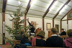 Die Lichter werden angezündet.