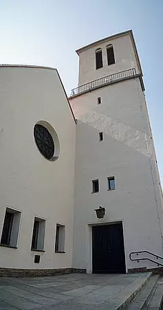 Eingangsbereich mit Turm.
