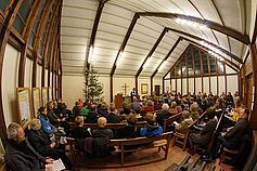 Die Kapelle ist gefüllt.  Der Heiligabendgottesdienst mit Pfarrerin Ulrike Kaffka kann beginnen.
